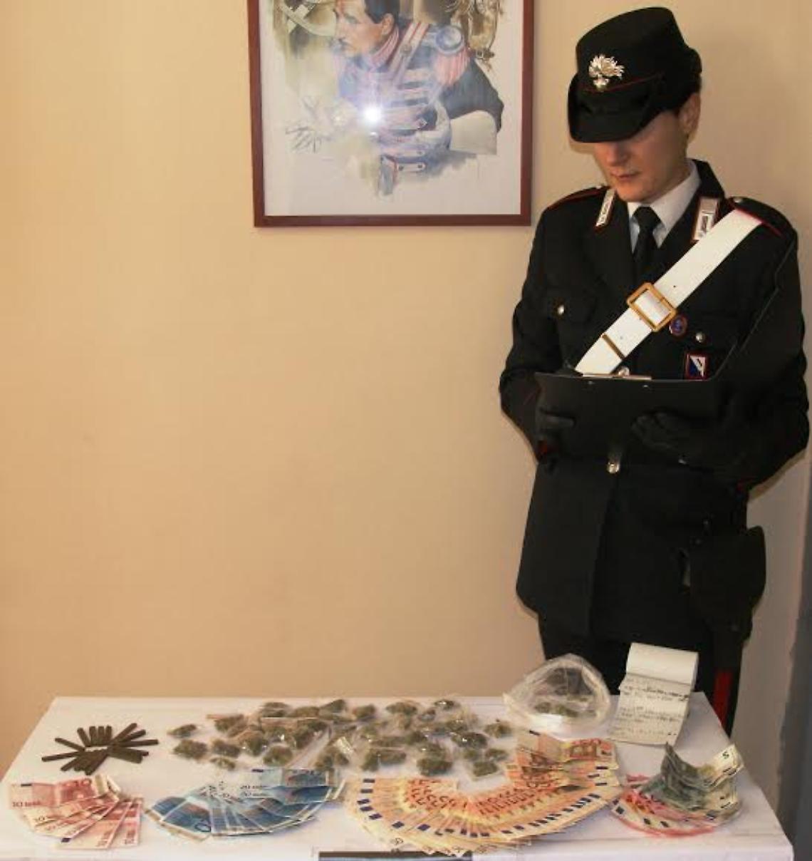 La mamma cala il paniere, i figli spacciano dosi: tutti in carcere