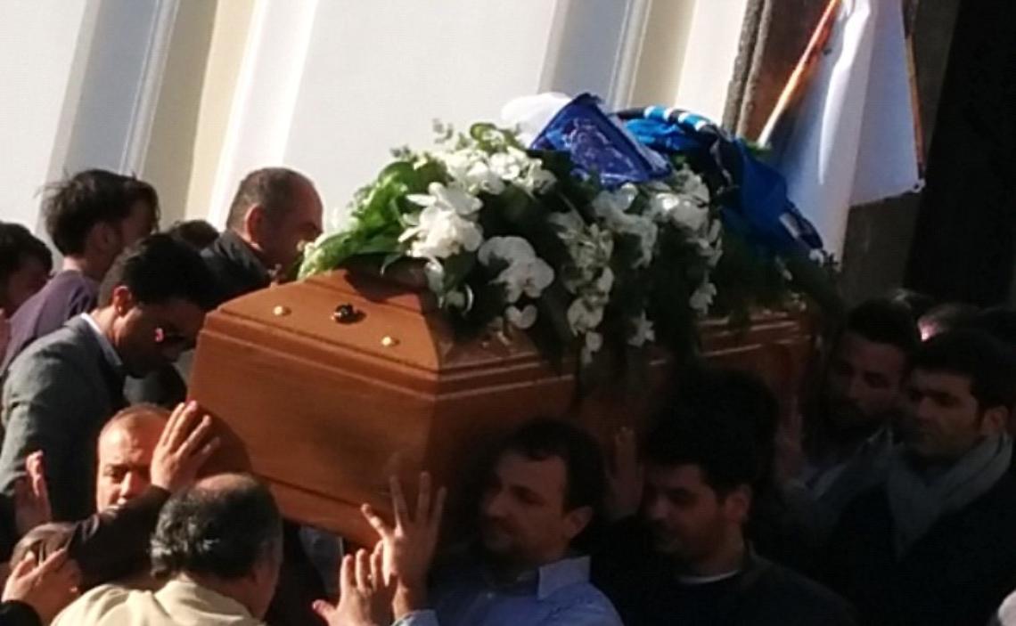 Rabbia e dolore ai funerali del commerciante<br>ucciso dai due carabinieri-rapinatori