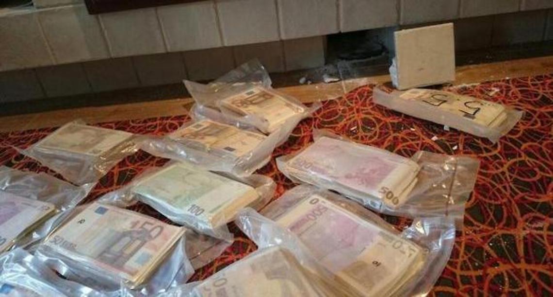 Caivano, nasconde 200mila euro dietro una mattonella della cucina: denunciato