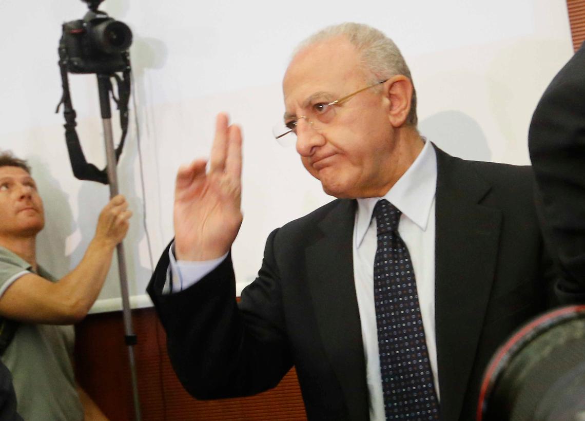 De Luca: &laquo;Ecoballe eliminate in 2-3 anni&raquo;