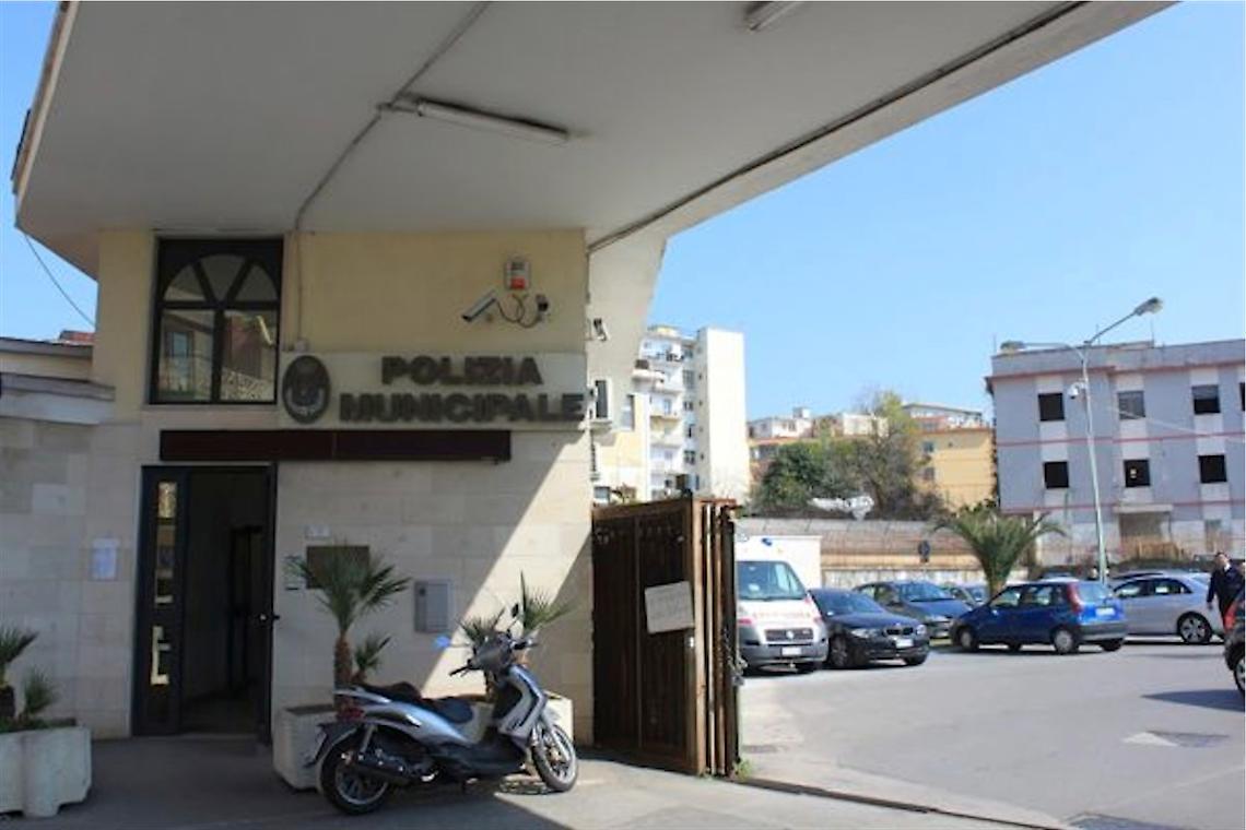 Ercolano, gli sequestrano il furgone e lui tenta di darsi fuoco
