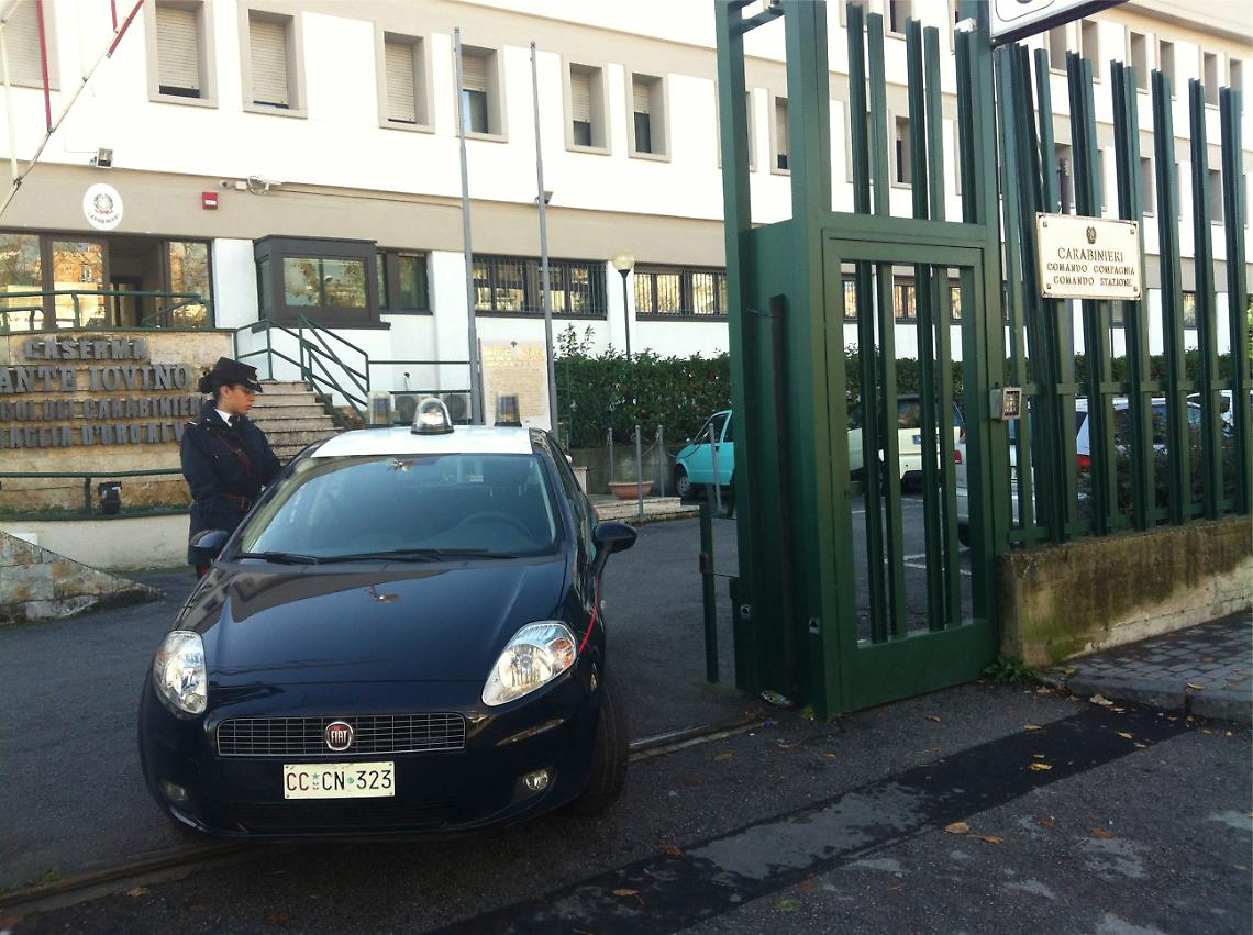 Irrompe in casa e minaccia ex moglie: la figlia lo fa arrestare