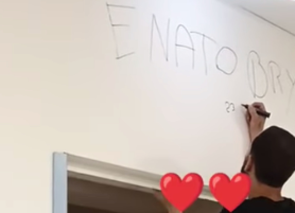 Imbrattano la parete dell'ospedale per la nascita del bimbo, il video sui social