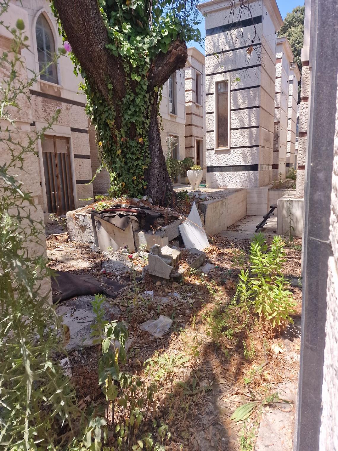 Cimitero, salme sepolte dall’incuria