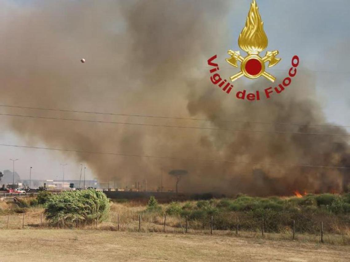Incendi a Roma, evacuati Hydromania e abitazioni: centro assistenza per intossicati