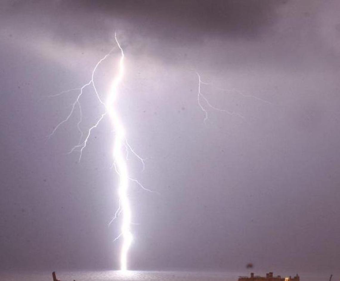 Colpita da un fulmine sulla spiaggia di Alba Adriatica, morta 42enne