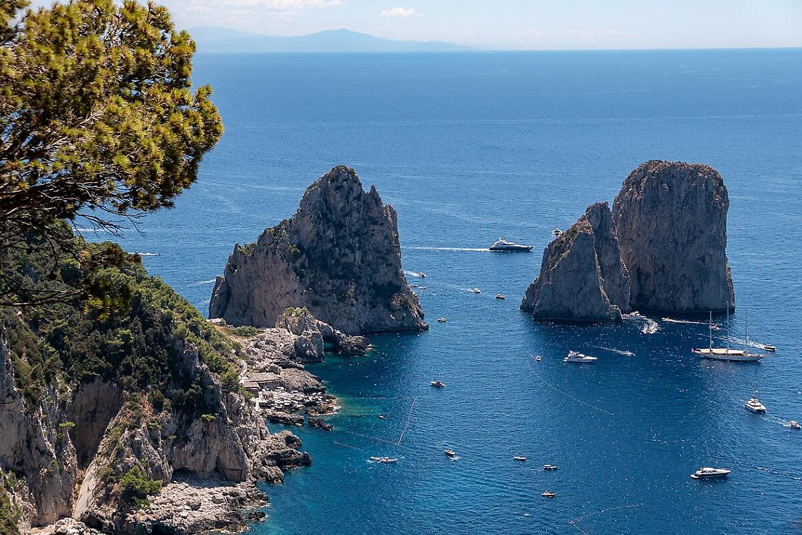 Capri, controlli in mare ai Faraglioni: 22 sanzioni nel weekend