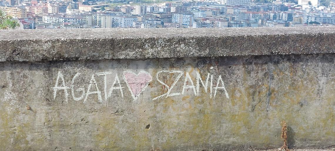 Il Prefetto in guerra contro chi danneggia e scrive sui muri