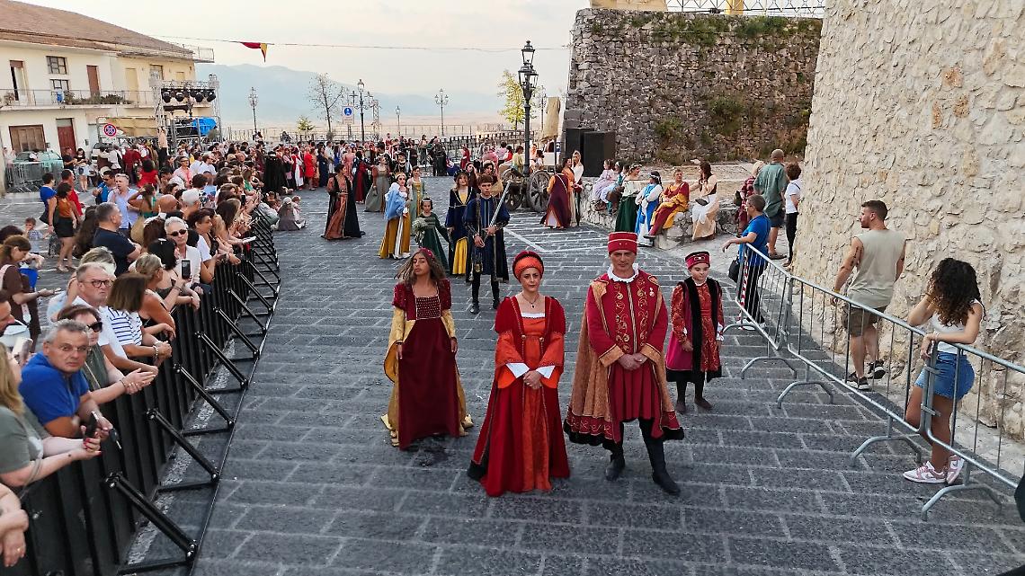 Alla tavola della principessa Costanza, in 50mila alla festa medievale 