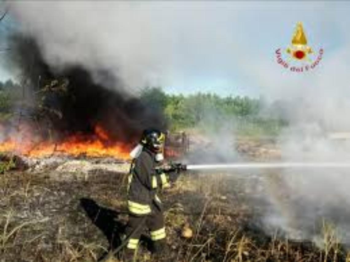 Incendio sulla Statale 700 nel Casertano, tratto chiuso