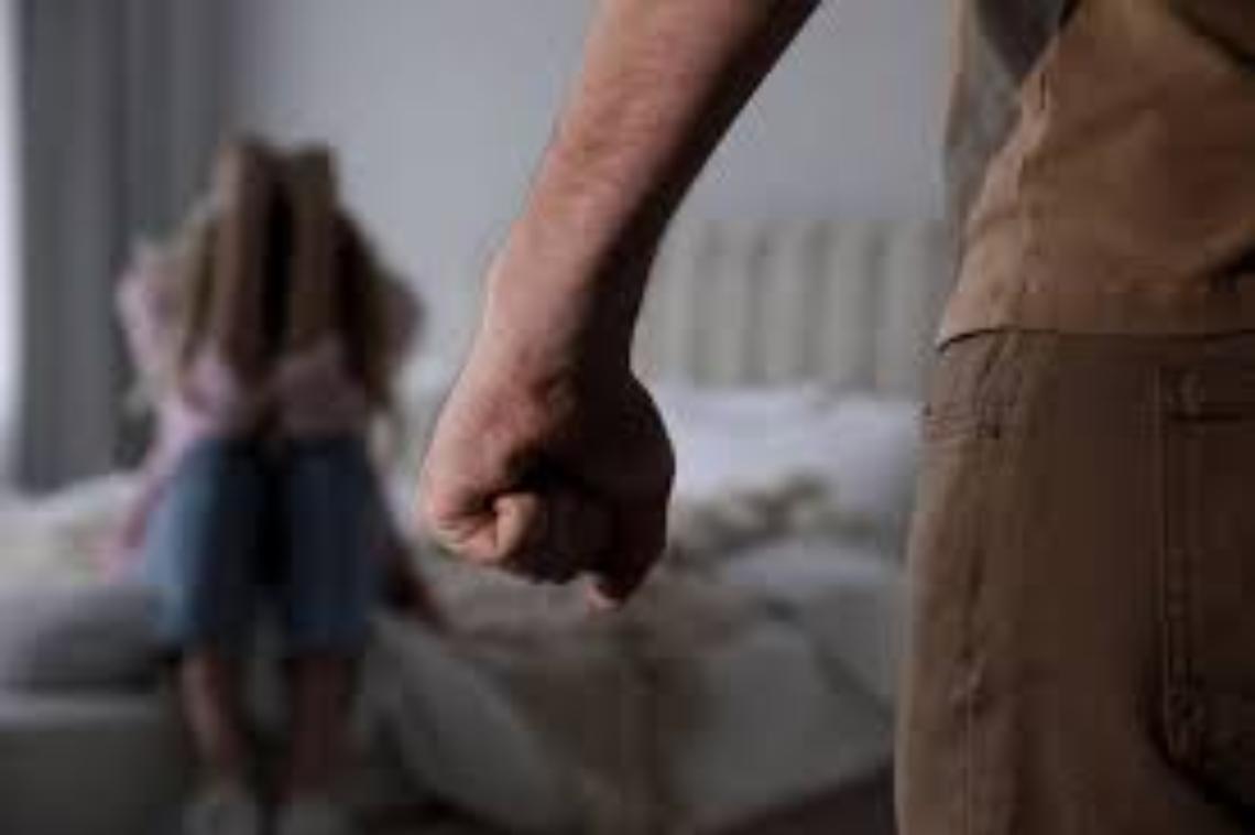 Accoltellata e sequestrata: l’aguzzino arrestato