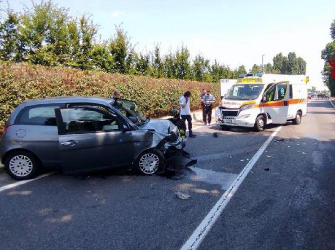 Travolte dall'auto mentre vanno in chiesa: muore 20enne