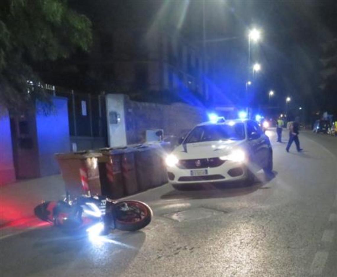 Perde il controllo della moto, muore a 22 anni