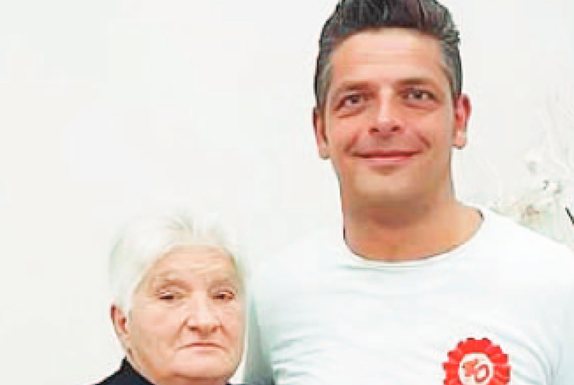 Si scava anche a mani nude per ritrovare Agnese e Giuseppe