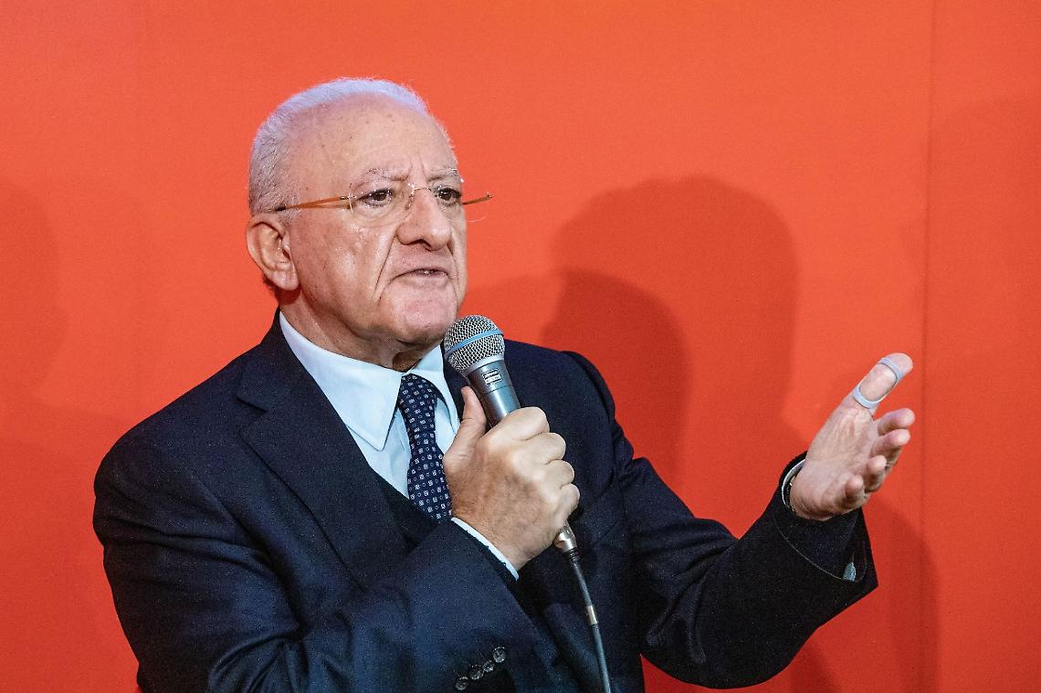 De Luca fa la lista delle cose da fare: &laquo;Pensiamo al lavoro&raquo;