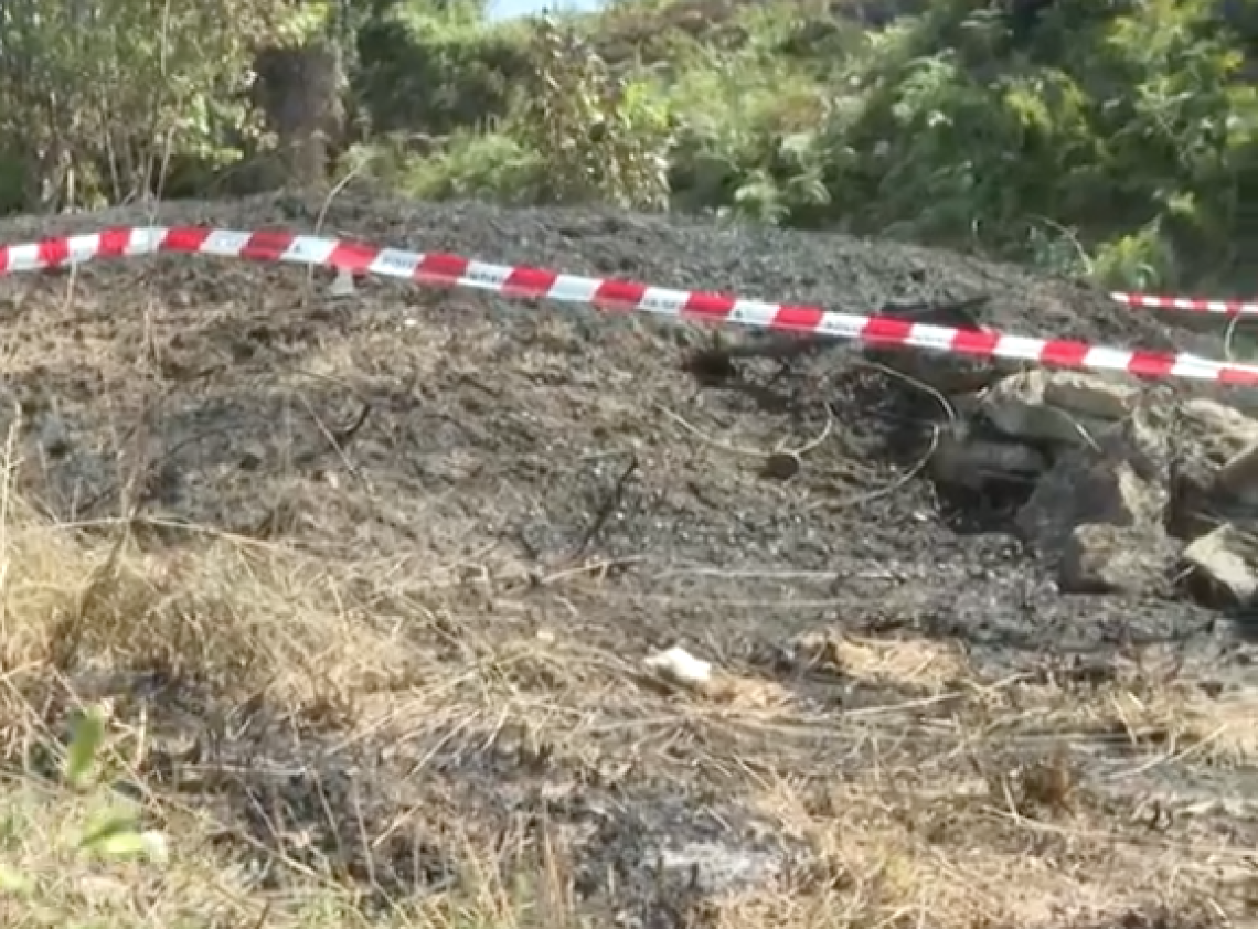 Cadavere tra le sterpaglie in fiamme