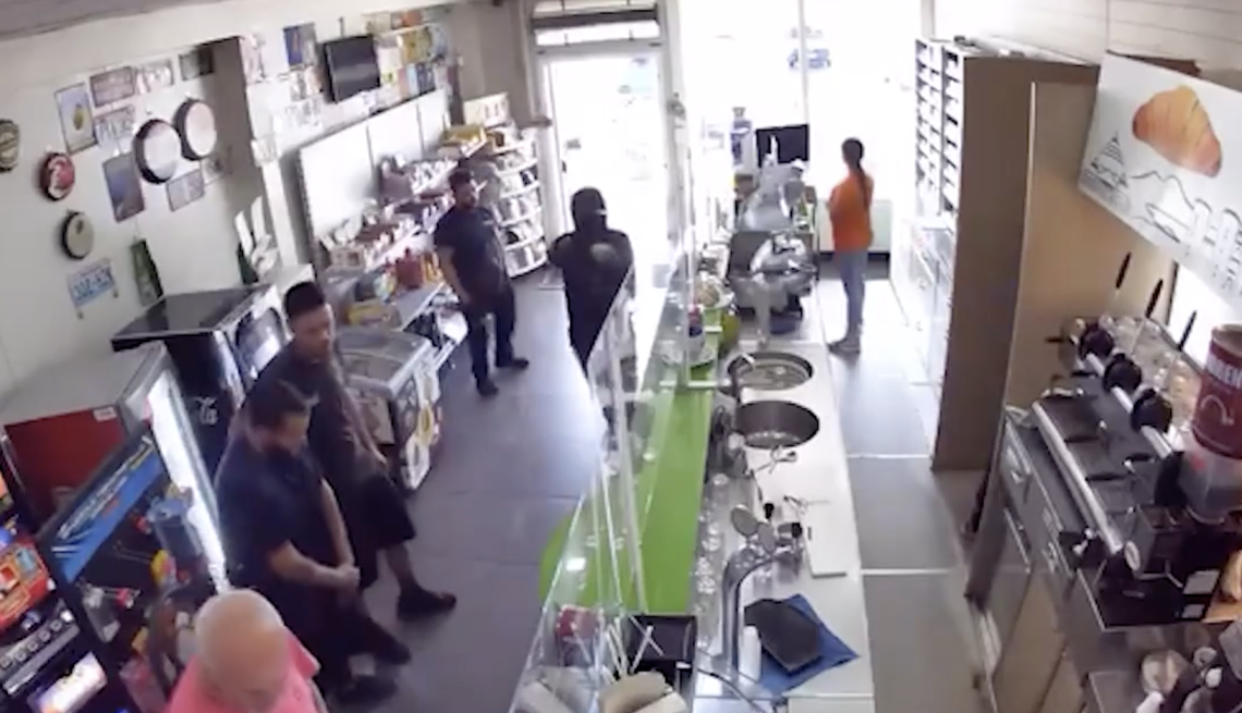 Ragazzo incappucciato rapina un bar, il video sui social
