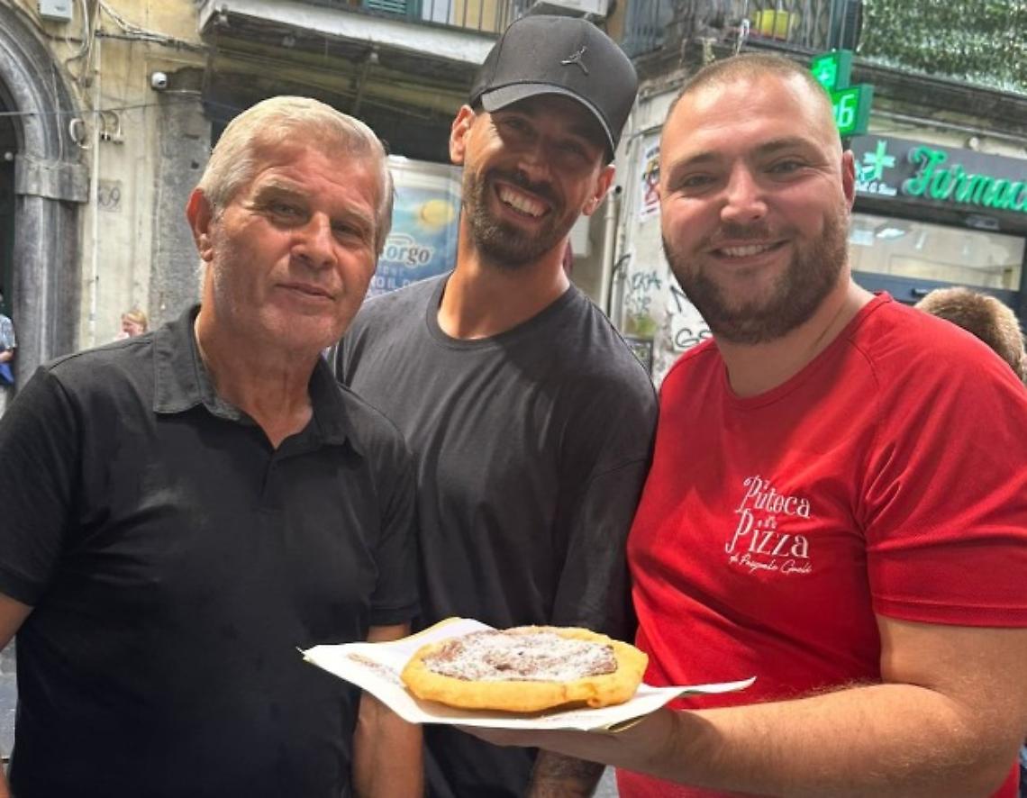 Napoli, Spinazzola si gode “’A Puteca d’a Pizza"
