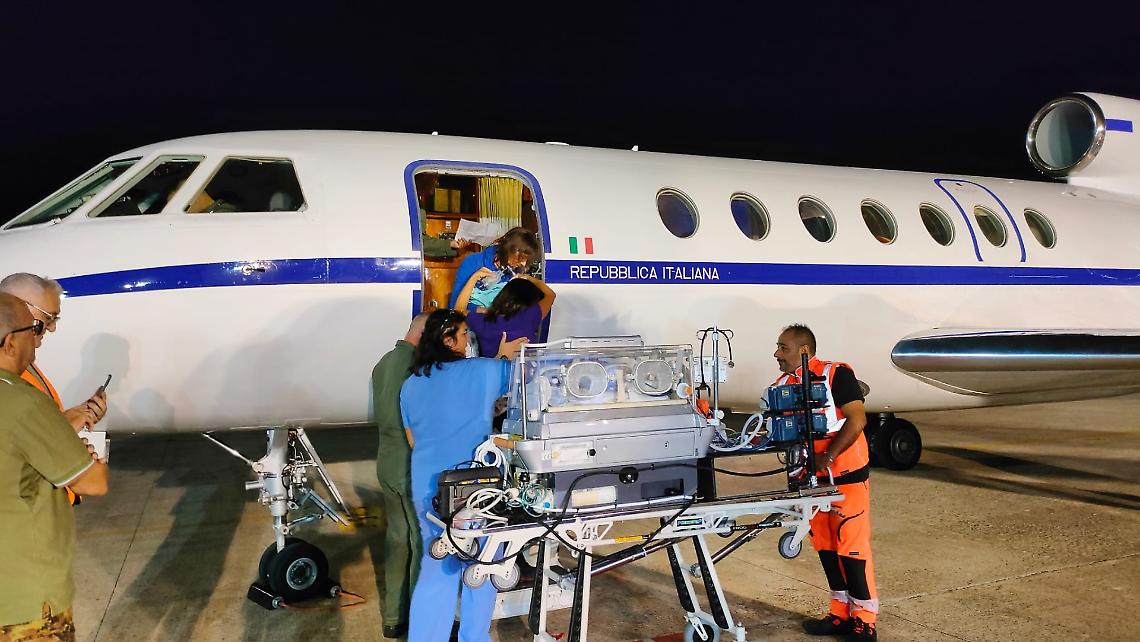 Bimba nasce con un difetto cardiaco, trasportata d’urgenza a Napoli dall’aeronautica militare