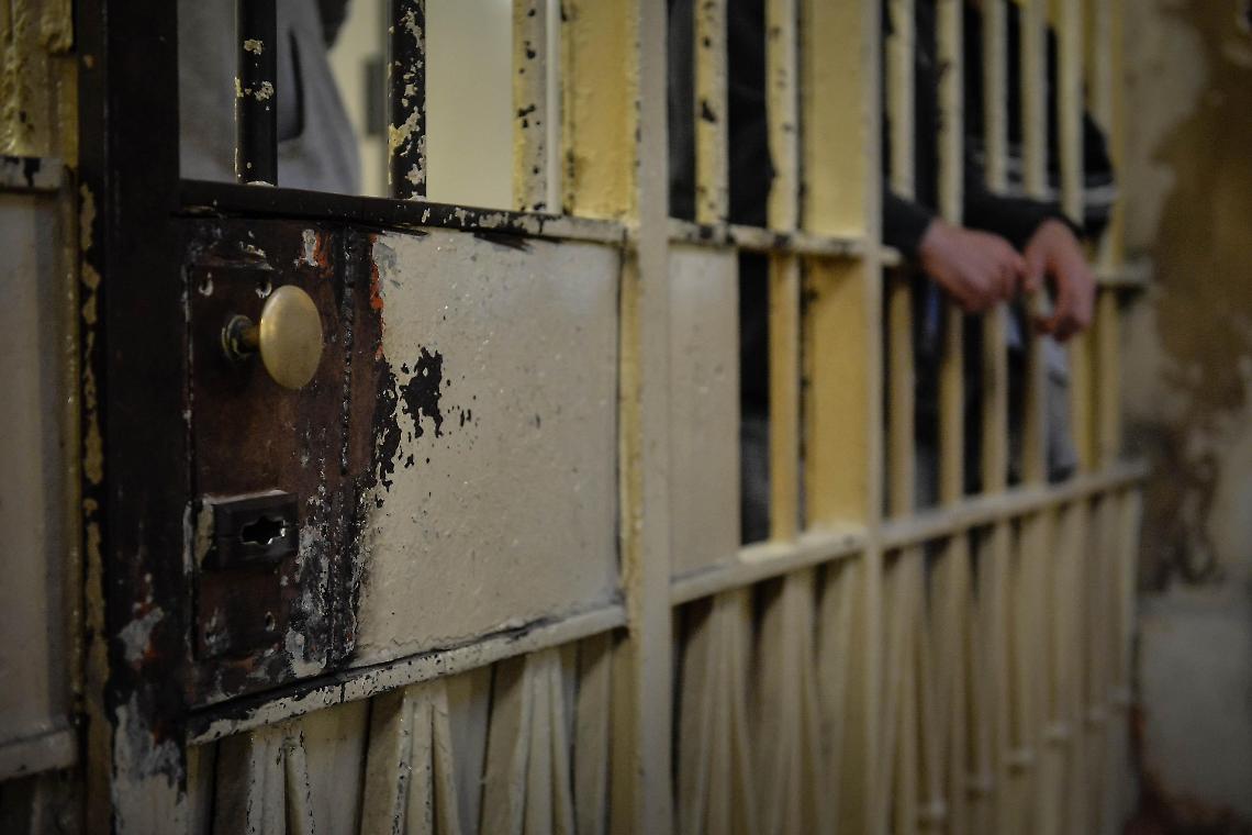 Detenuta tenta il suicidio: due agenti ferite