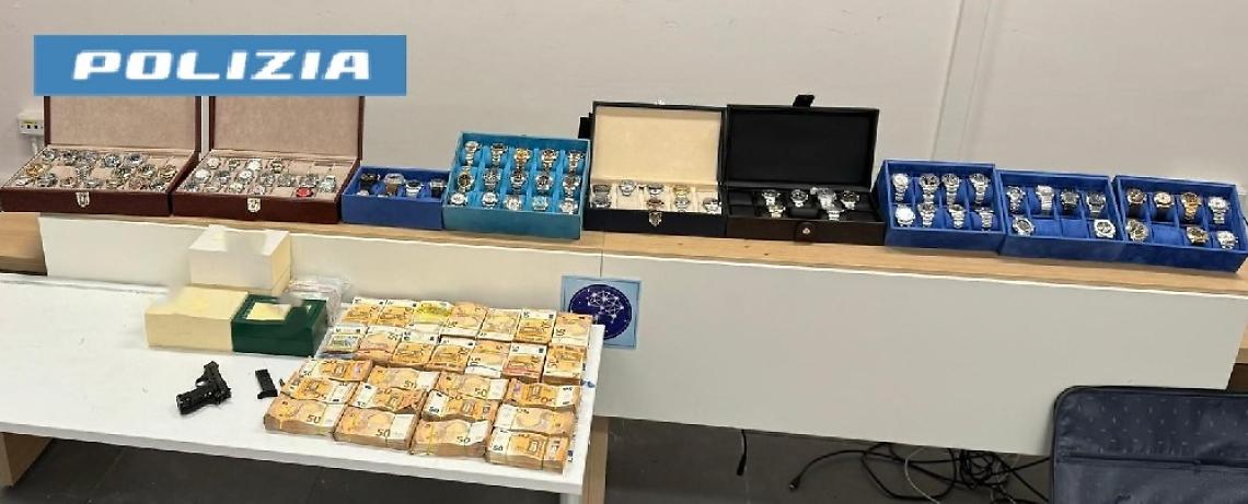 In casa pistola, contanti e orologi di lusso: arrestato