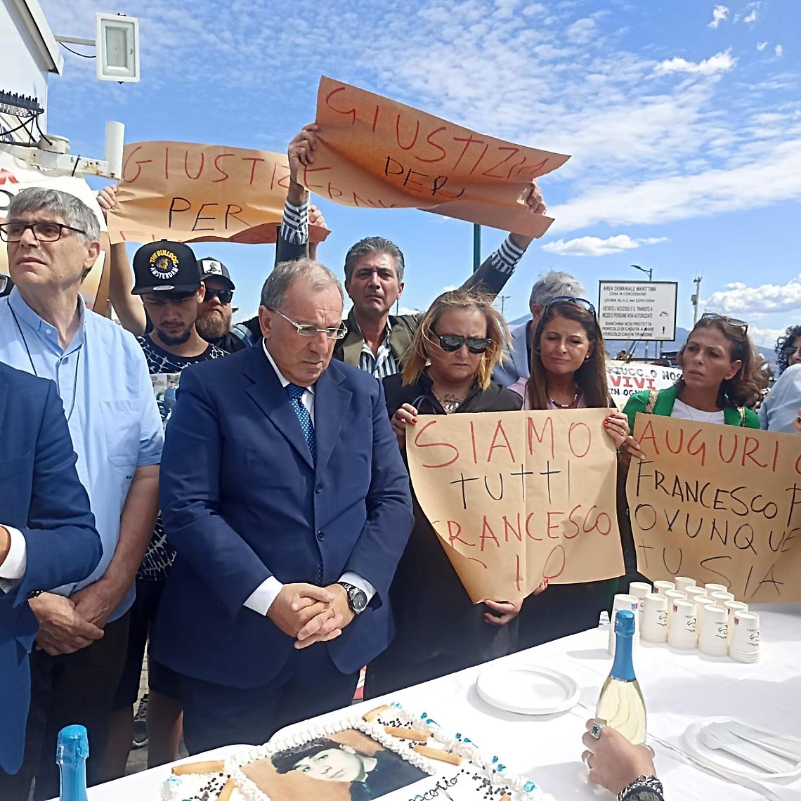 Il compleanno di Francesco Pio Maimone celebrato sul luogo del delitto