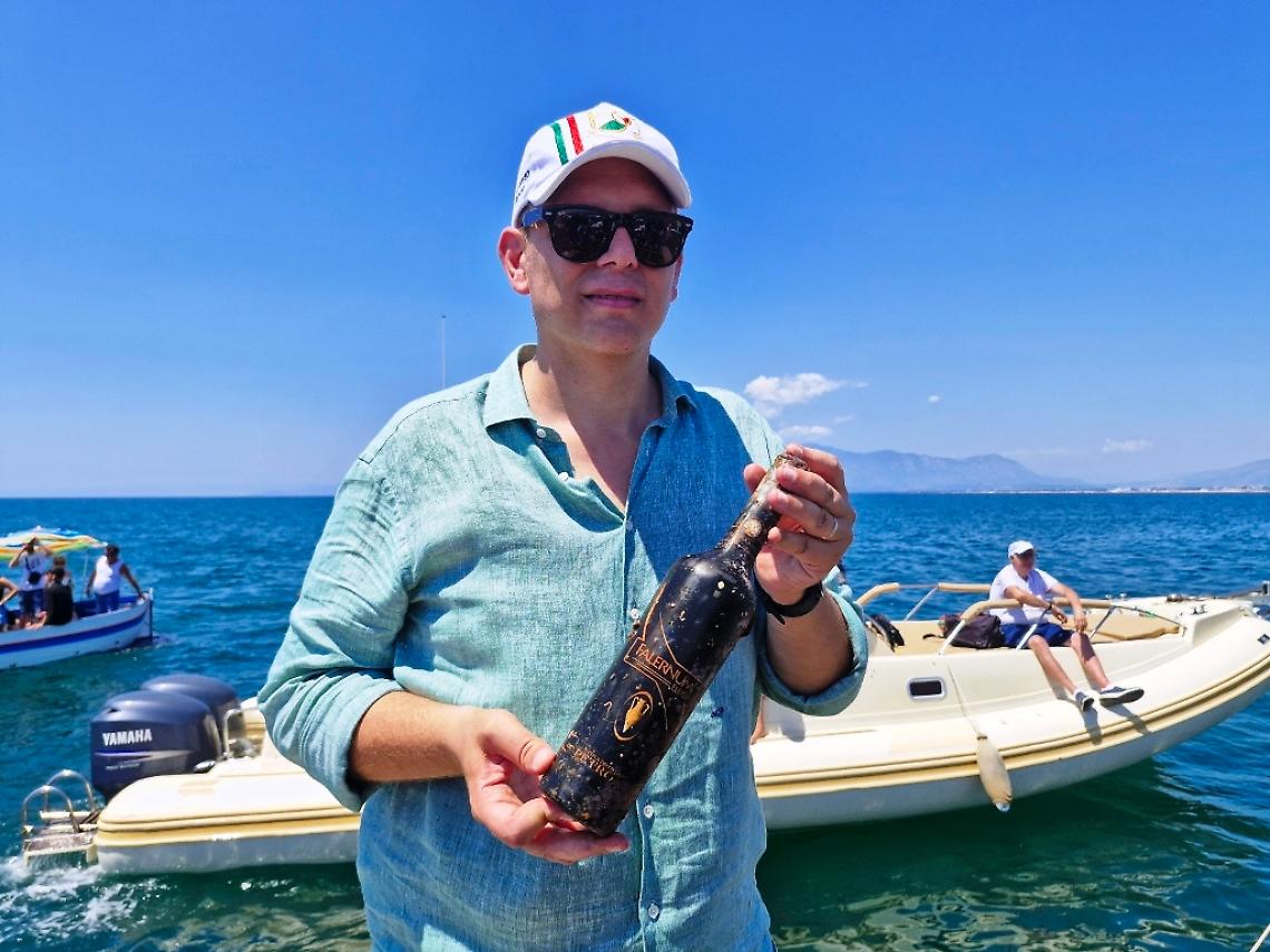 Limoncello in affinamento nei fondali di Castel dell’Ovo 