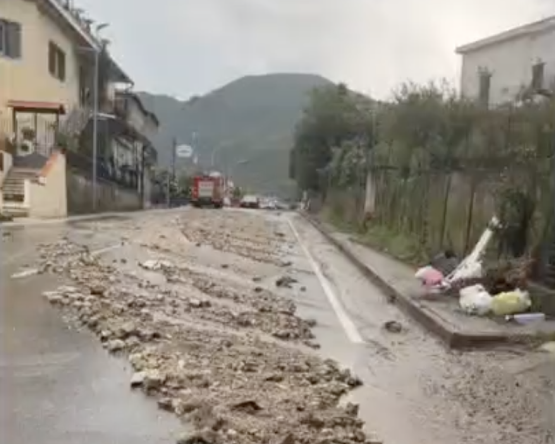Maltempo, detriti in strada: interrotta la statale per Agerola