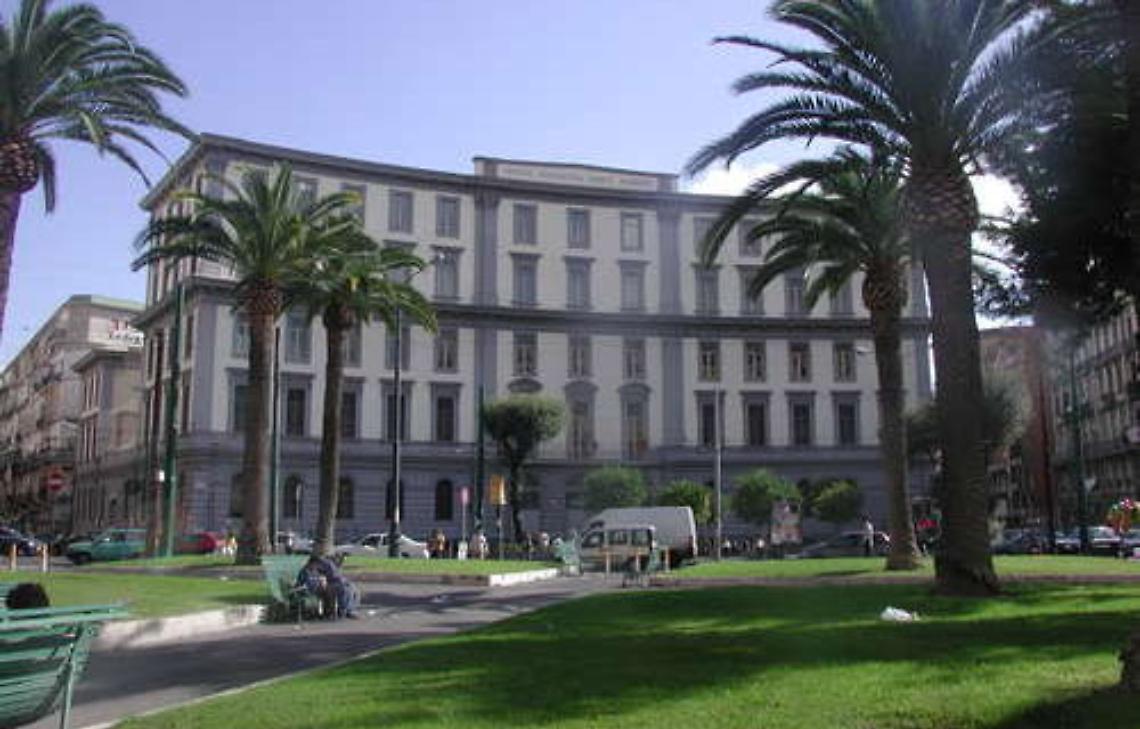 Scuola fatiscente, clochard nel cortile: protestano le mamme