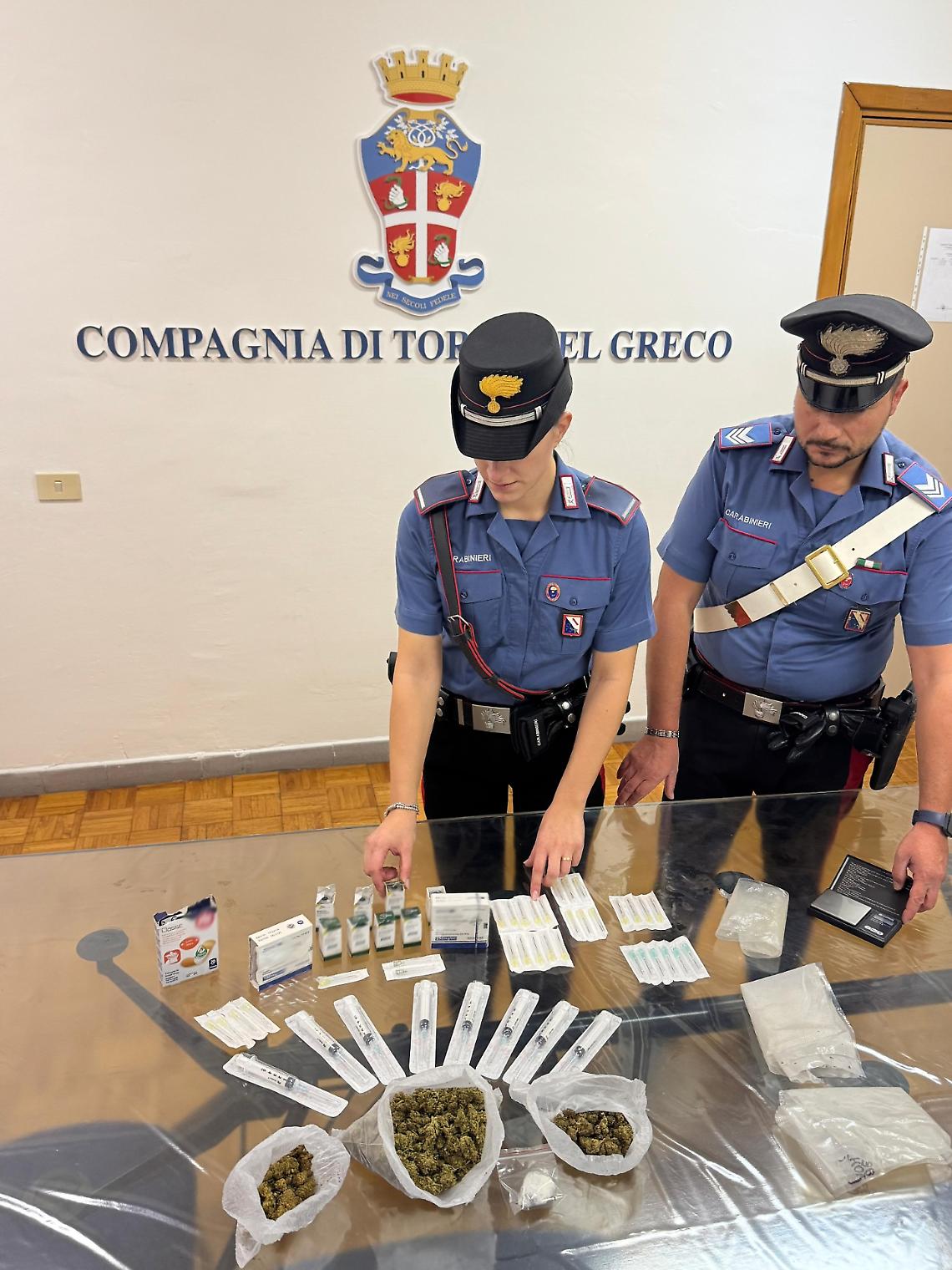 Droga e anabolizzanti in un negozio di abbigliamento