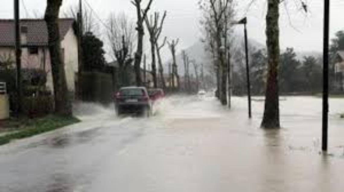 Napoli in ginocchio per il  maltempo . Bombe d'acqua
