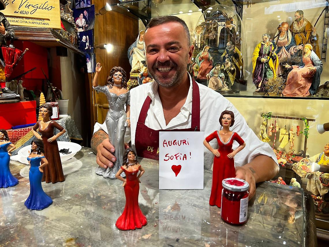 Sophia 90 finisce sul presepe napoletano