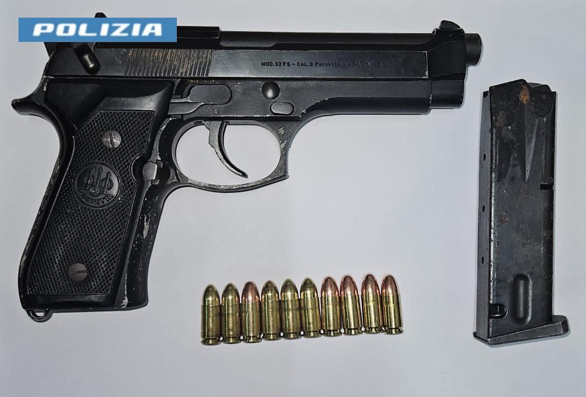 Pistola e 10 cartucce, 21enne arrestato dalla polizia