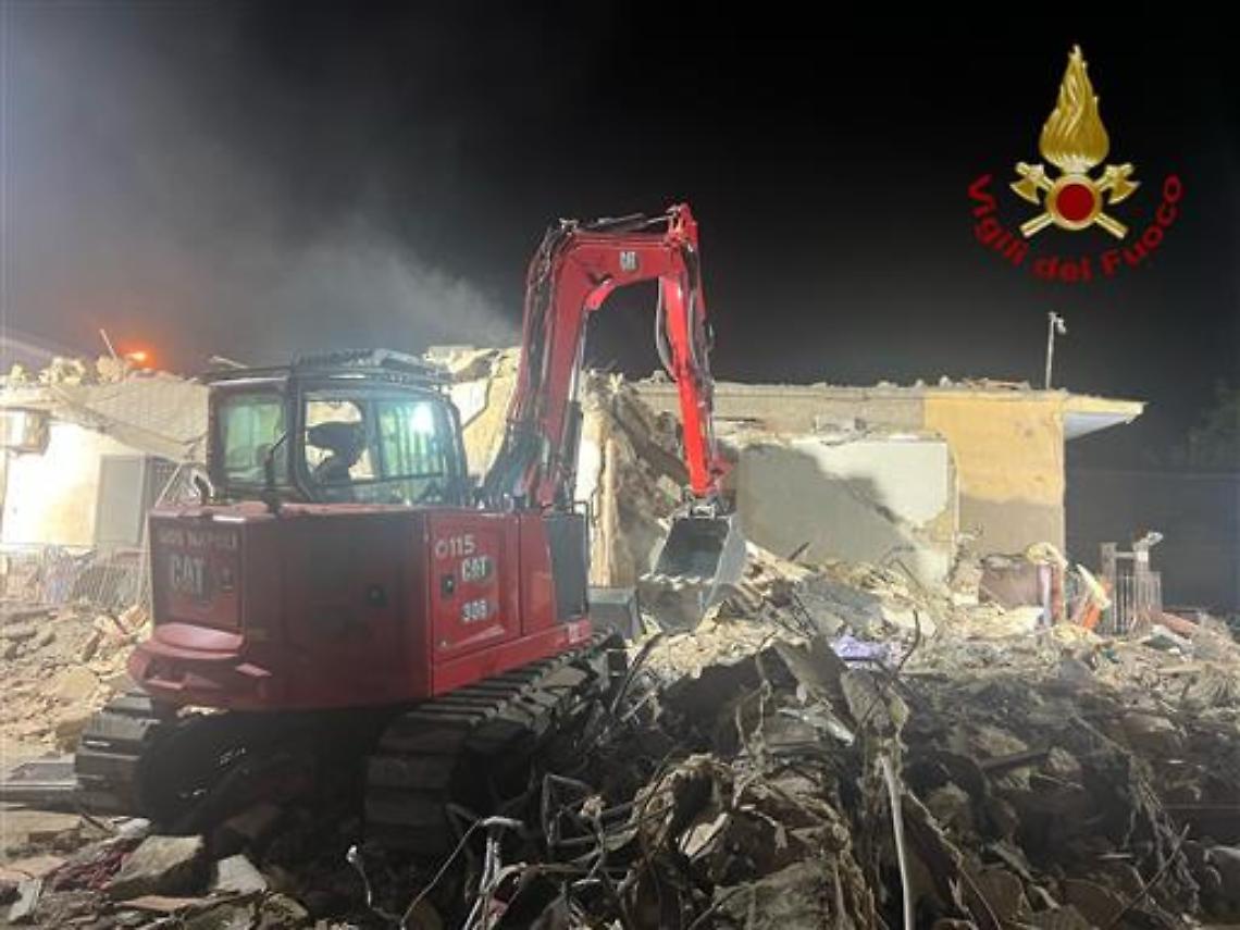 Crollo della palazzina, recuperato nella notte il corpo della nonna