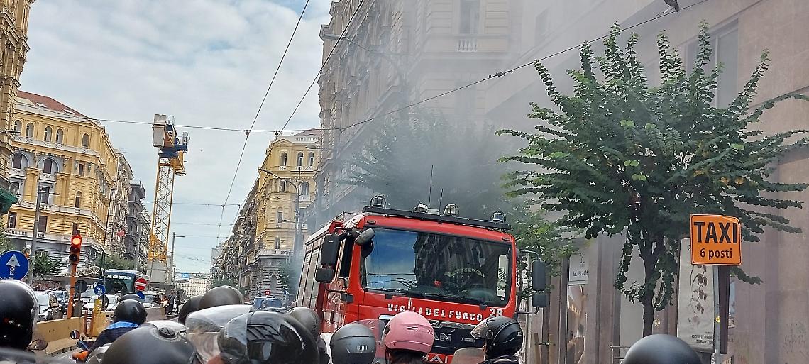 Ingabbiati nel traffico: paura per l'incendio di una Fiat 600