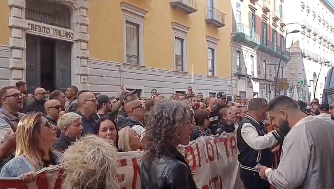 Raffica di proteste davanti alla sede del Consiglio comunale