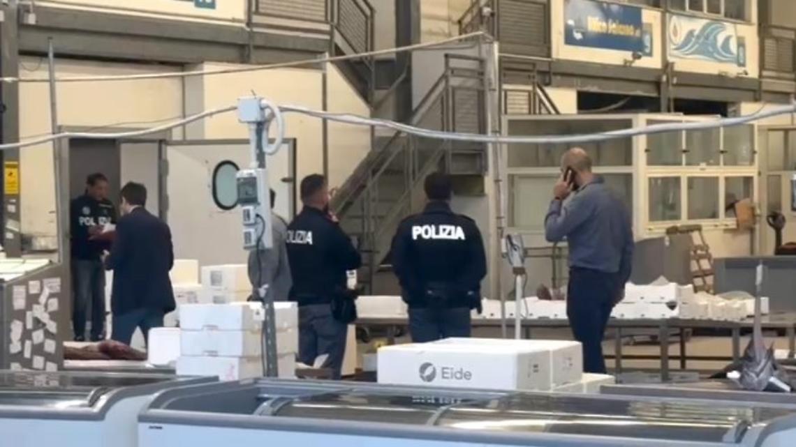 Sparatoria al mercato ittico, due morti: l'omicida si costituisce