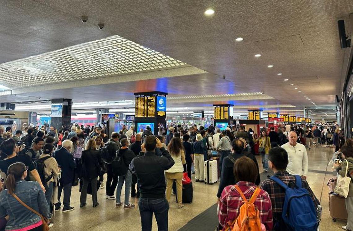 Treni caos, cancellazioni e ritardi in tutta Italia. Salvini: «Colpa di un chiodo piantato su un cavo»