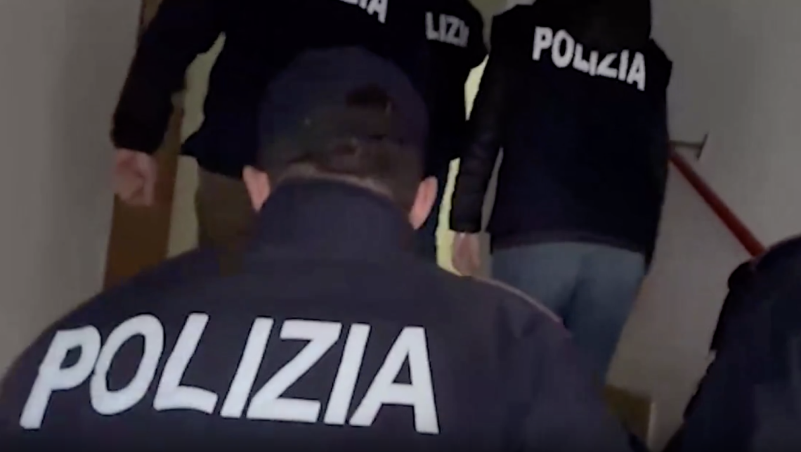 Maxi-blitz a Ponticelli, 60 arresti nei clan De Micco e De Martino