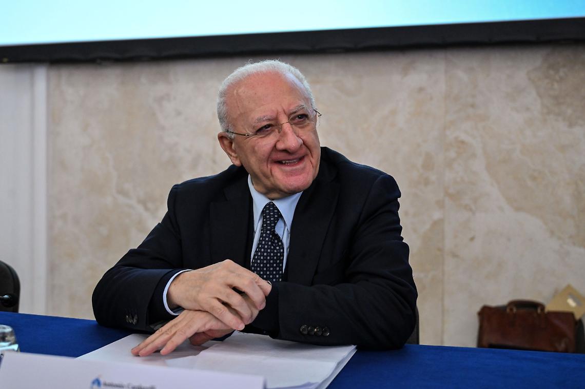 De Luca sfida destra e sinistra