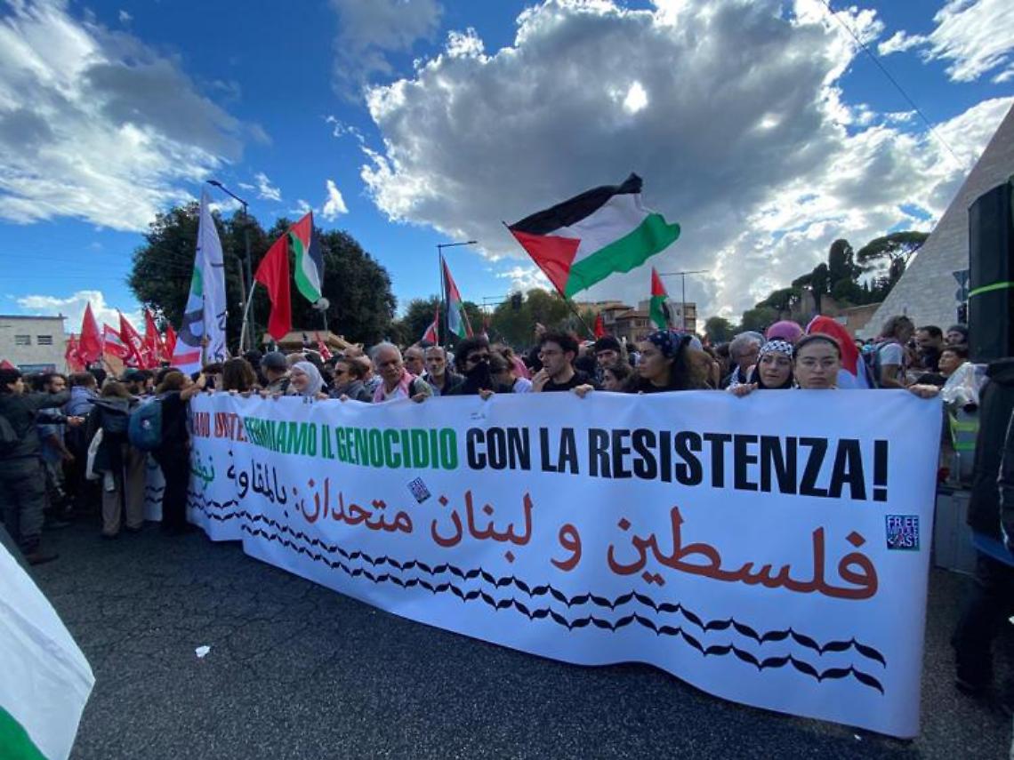 Corteo pro Palestina a Roma, si alza la tensione: manifestanti vogliono sfilare, giovanissimi in testa