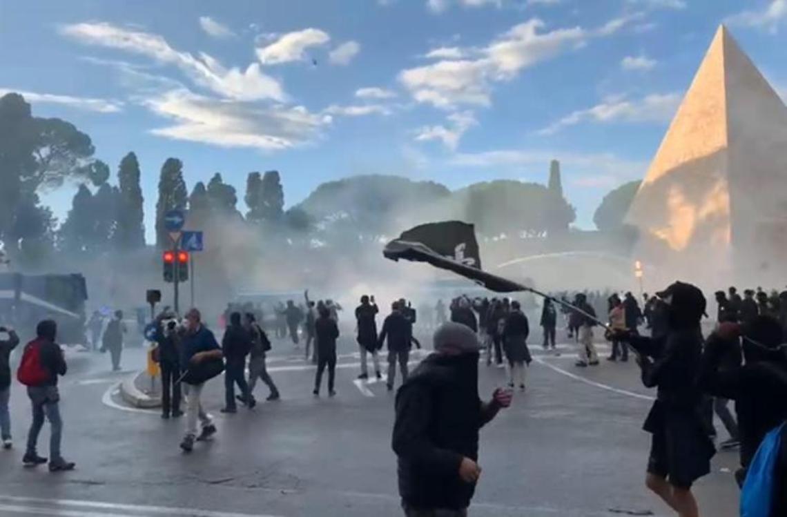 Scontri al corteo pro Palestina, feriti 30 agenti e una ragazza