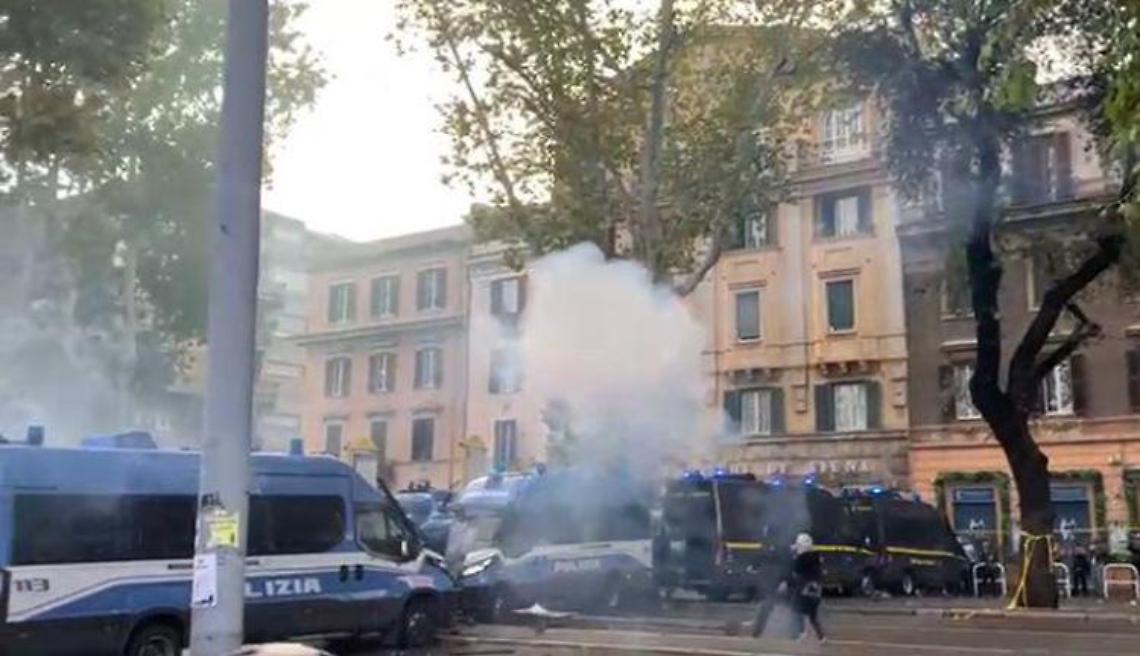 Scontri al corteo pro Palestina a Roma: manifestanti lanciano bottiglie, bastoni e bombe carta. Cariche della polizia