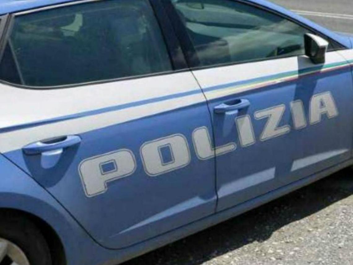 Uccide a mani nude la moglie dopo averle dato fuoco