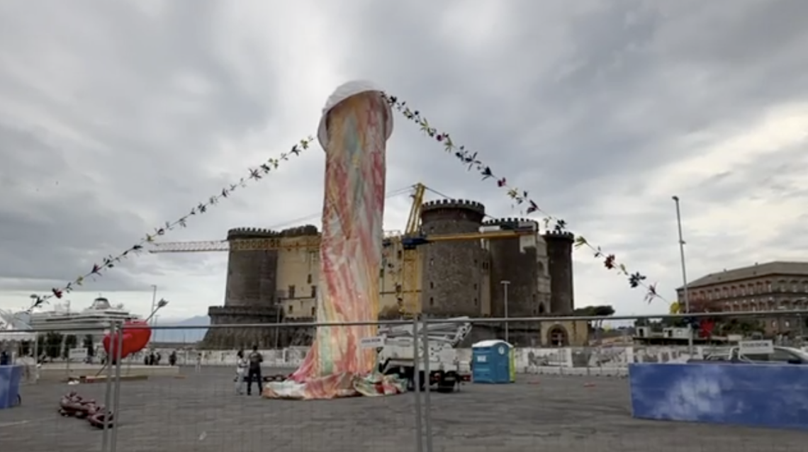 Nuova installazione a piazza Municipio, l'ironia corre sui social
