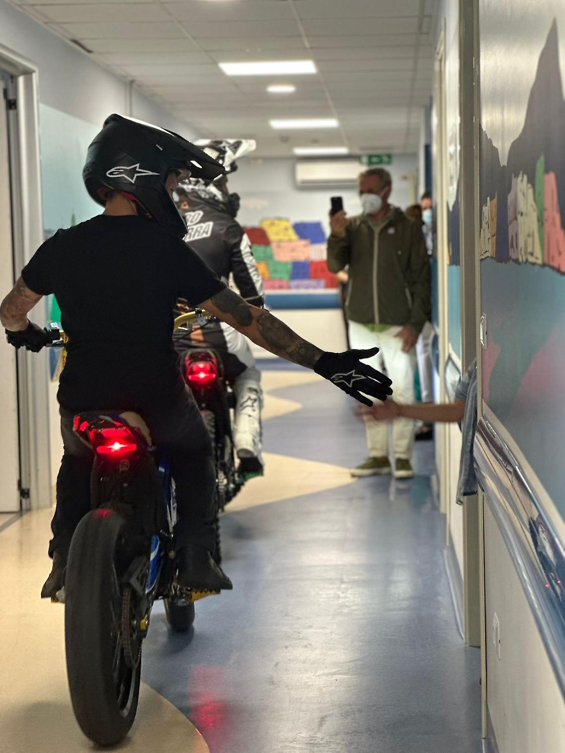 VesuvioMotor Show,  al Pausilipon le acrobazie degli stuntman per i piccoli degenti