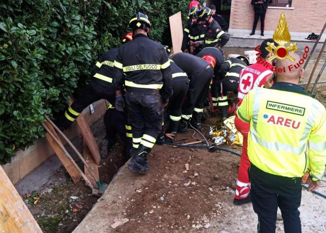 Smottamento in uno scavo, uomo rimane sotto le macerie