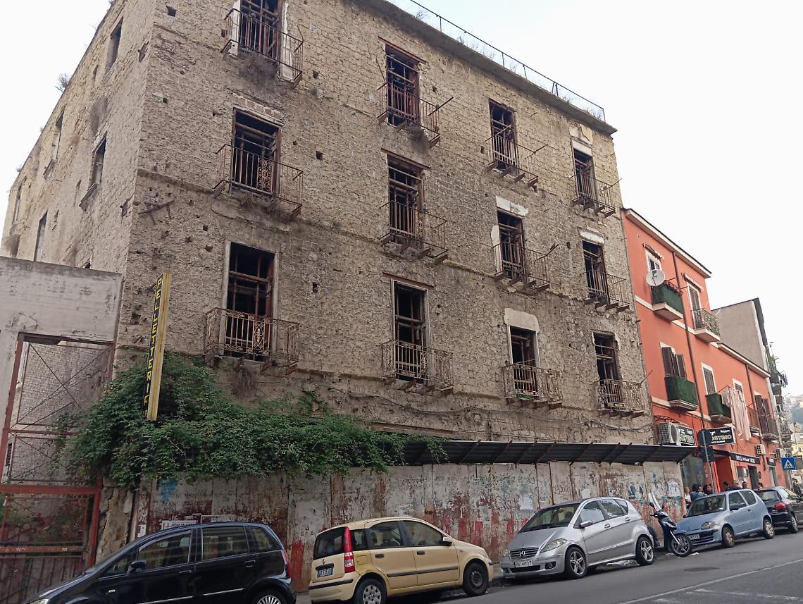 Via Consalvo, stabile dimenticato