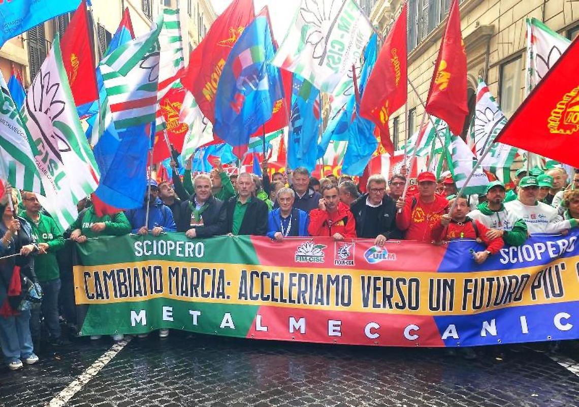 Stellantis, le tute blu invadono Roma