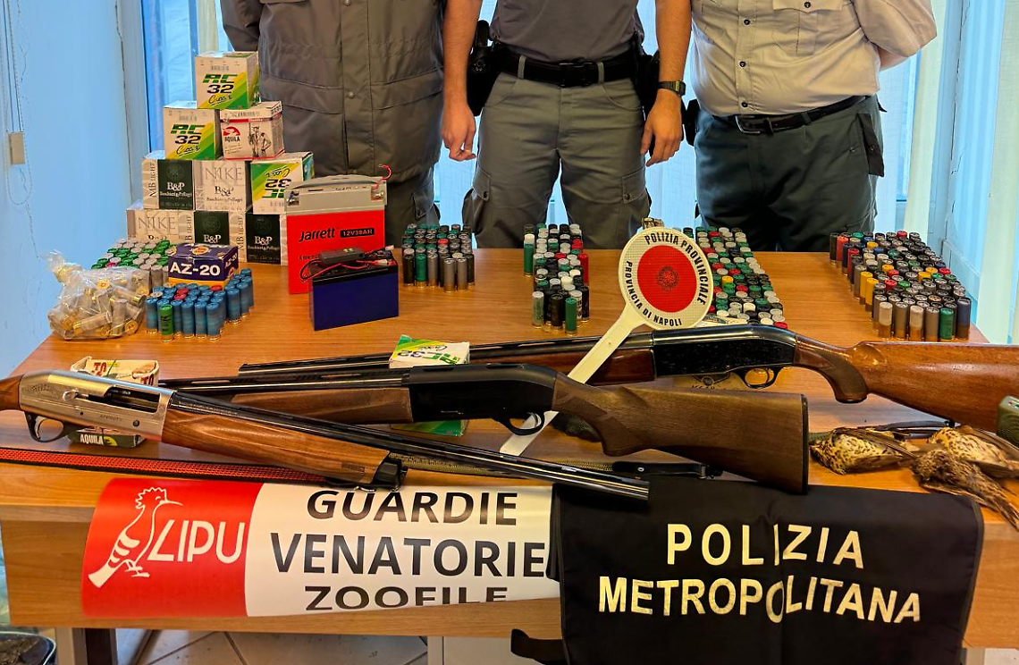 Sequestrati fucili e richiami vietati per specie protette, denunciate tre persone
